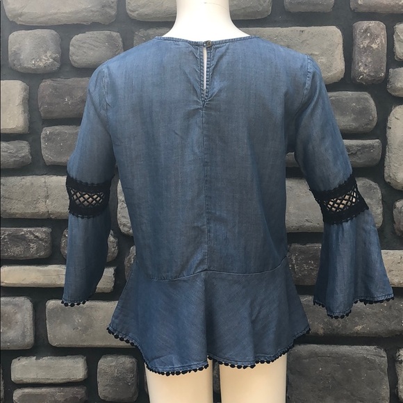 π΄βοΈHPπ§ββοΈChambray BellSleeve Blouse Bobeau NEW - Picture 4 of 7